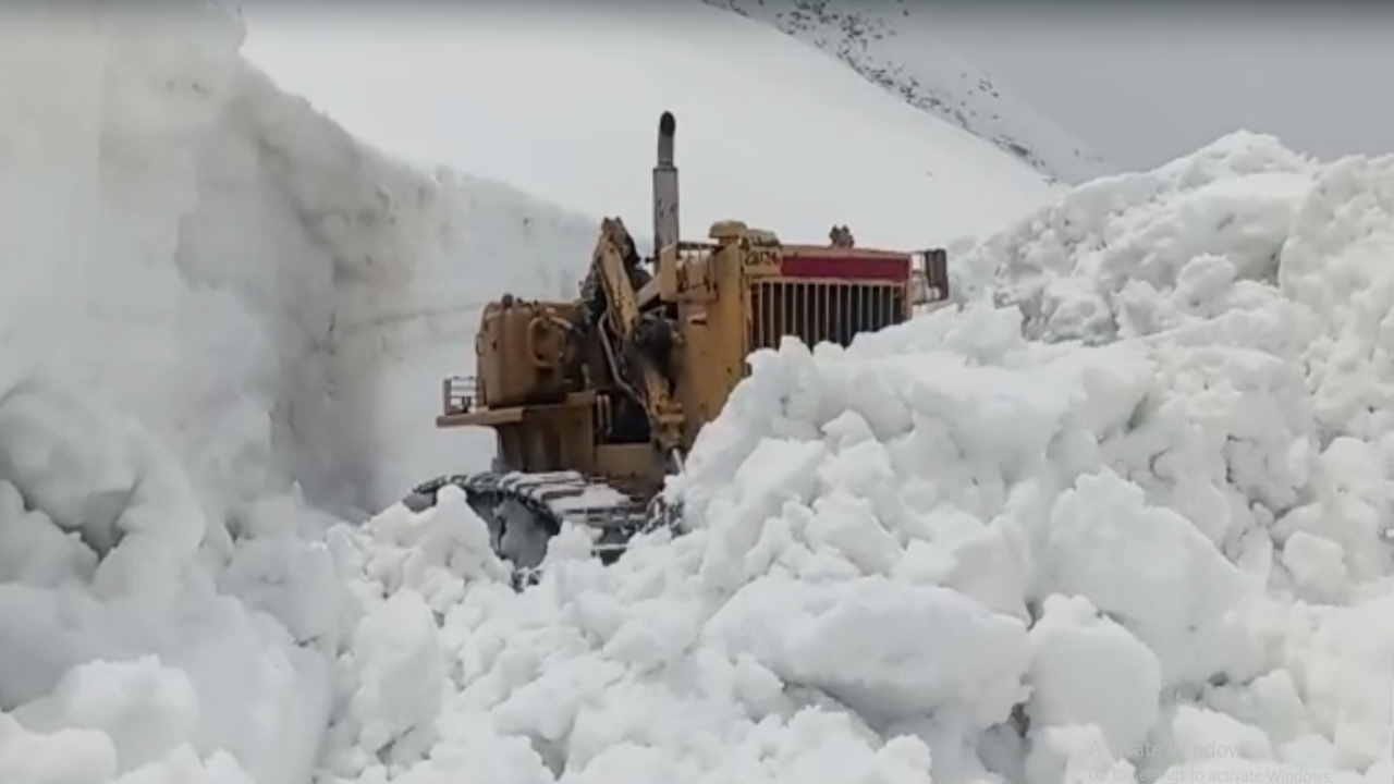 Rohtang Pass being restored by cutting 12 feet high walls of ice in minus temperature, see photos