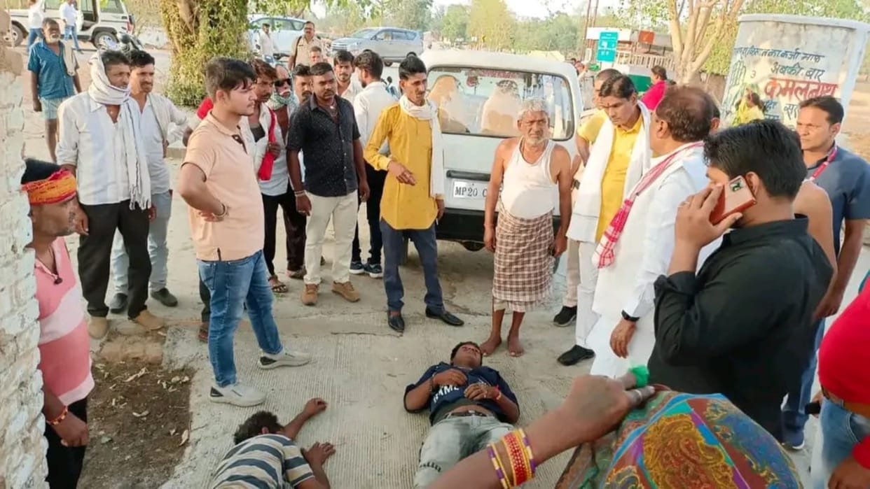 Satna News Minister of State Ramkhelavan stopped convoy and helped injured took his car to hospital