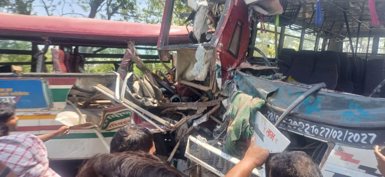 Azamgarh Violent collision between two buses coming face to face at high speed