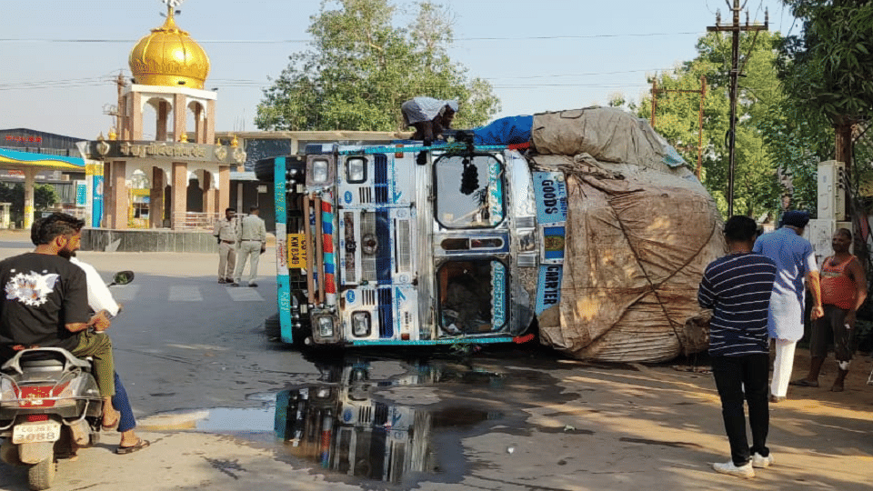 truck loaded with green gold overturned uncontrollably at Gurunanak Chowk