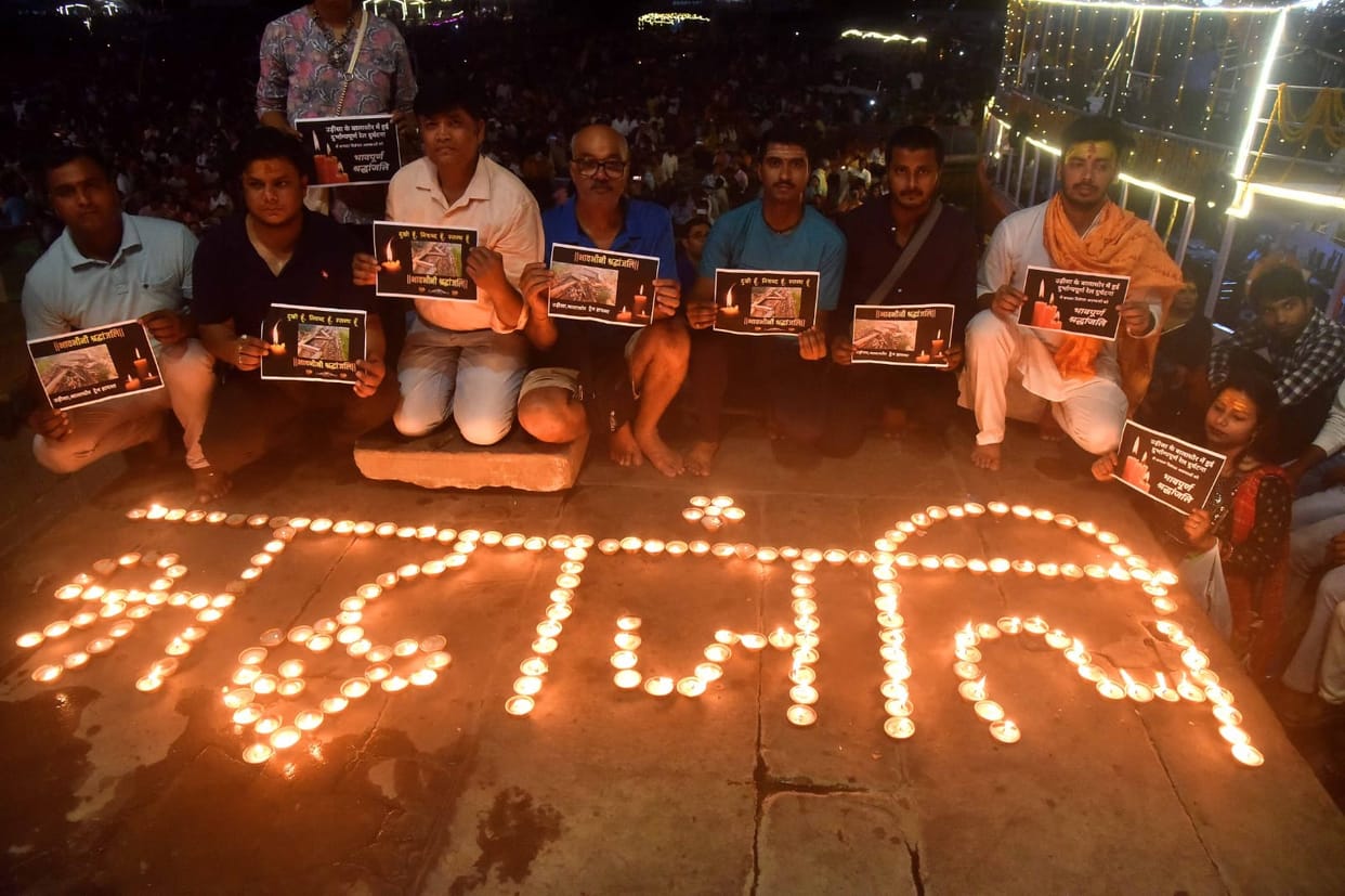Odisha Train Accident Special Ganga aarti in varanasi for peace of soul of dead for tribute