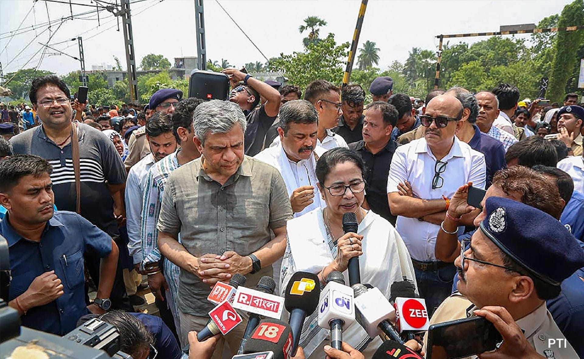 West Bengal Chief Minister reached the Odisha train accident site