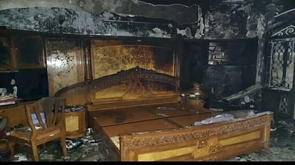 Agra Fire News: लोहा व्यापारी की कोठी में लगे एसी में शार्ट सर्किट से लगी भीषण आग, लपटों से बाल-बाल बचा परिवार Fire Broke Out Iron Businessman House Due To ac Short Circuit Saved Family In Lohamandi agra