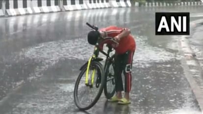 Delhi-NCR Rain: दिल्ली-एनसीआर में बारिश के बाद मौसम हुआ सुहावना, गर्मी से मिली राहत; कल से बढ़ेगा तापमान Weather Forecast: Delhi NCR Weather Gets Pleasant After Rain Temperature May Rise From Tomorrow