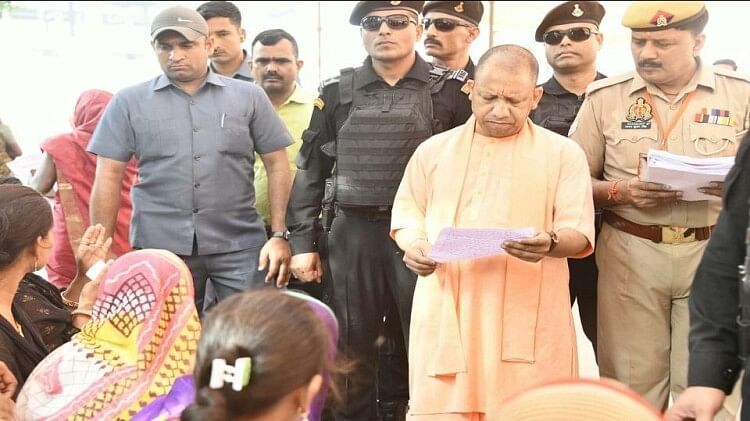 Cm Yogi Said Every Needy Will Have Their Own House Heard The Problems Of 400 People In Janata 0403