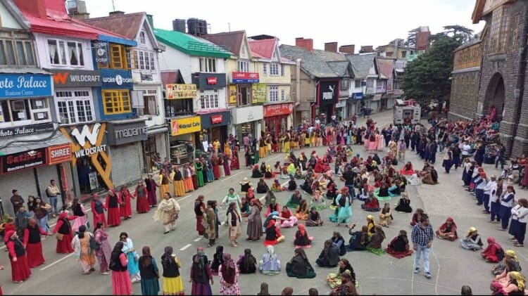 अंतररारष्ट्रीय शिमला ग्रीष्मोत्सव: मालरोड पर महानाटी, एक साथ थिरकीं 250 महिलाएं, देखें शानदार तस्वीरें Shimla Summer Festival: Mahanati on Mallroad, Women Dancing Together, see pictures