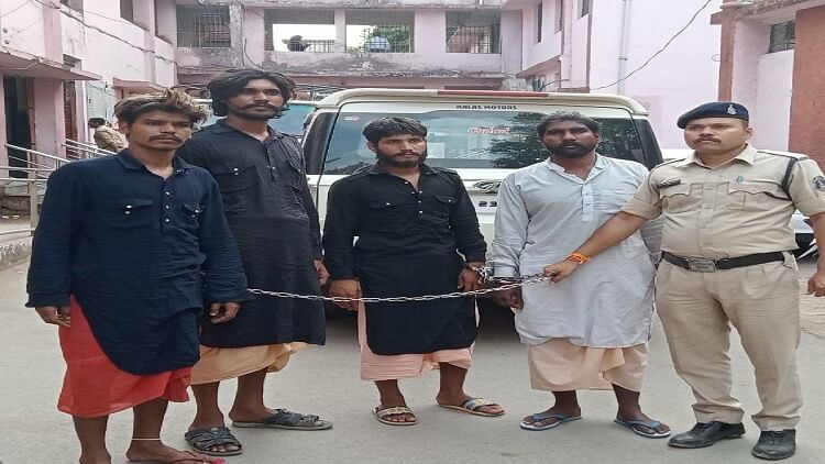 'पुखराज अंगूठी दे दो और भी शक्तिशाली बना दूंगा': बचके रहें, रायपुर में घूम रहे फर्जी साधु,4 दिल्ली से गिरफ्तार