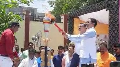 Sansad Khel Mahotsav 2023: आजमगढ़ में सांसद खेल महोत्सव का भव्य शुभारंभ, सांसद निरहुआ और डीएम ने जलाई मशाल Sansad Khel Mahotsav 2023: Grand inauguration of MP Sports Festival in Azamgarh, MP Nirhua and DM lit the torc