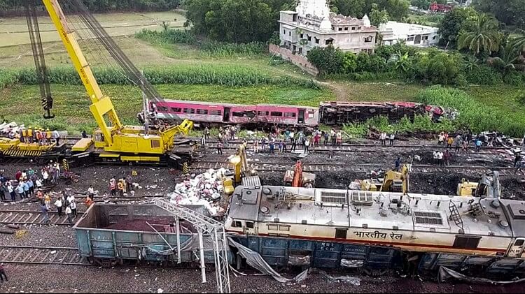 Odisha Train Accident Photos:डरा रहीं हादसे के बाद की तस्वीरें; देखें  दुर्घटनास्थल पर फिलहाल कैसे हैं हालात - Odisha Balasore Train Accidnet  Photo Story 275 People Died More Than Thousand ...