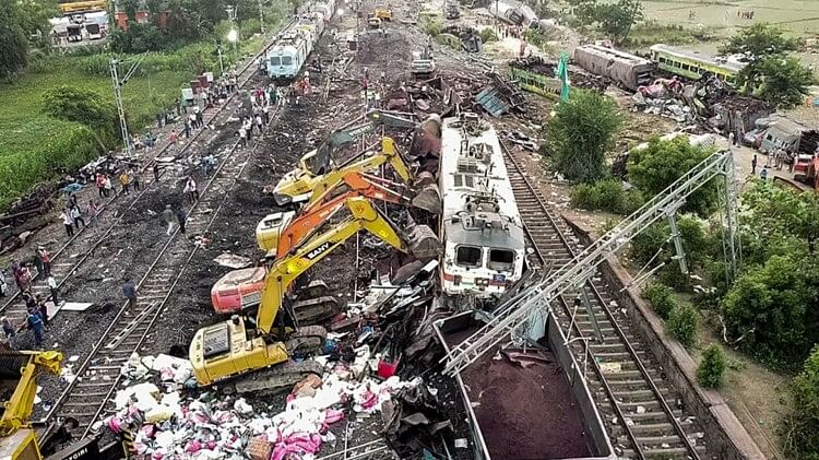 Odisha Train Accident Photos:डरा रहीं हादसे के बाद की तस्वीरें; देखें  दुर्घटनास्थल पर फिलहाल कैसे हैं हालात - Odisha Balasore Train Accidnet  Photo Story 275 People Died More Than Thousand ...