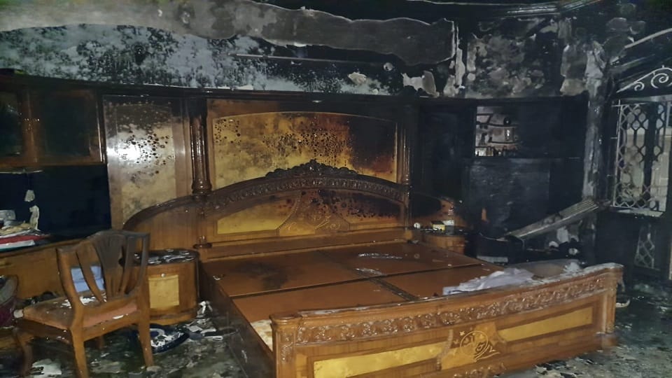 Fire Broke Out Iron Businessman House Due To ac Short Circuit Saved Family In Lohamandi agra