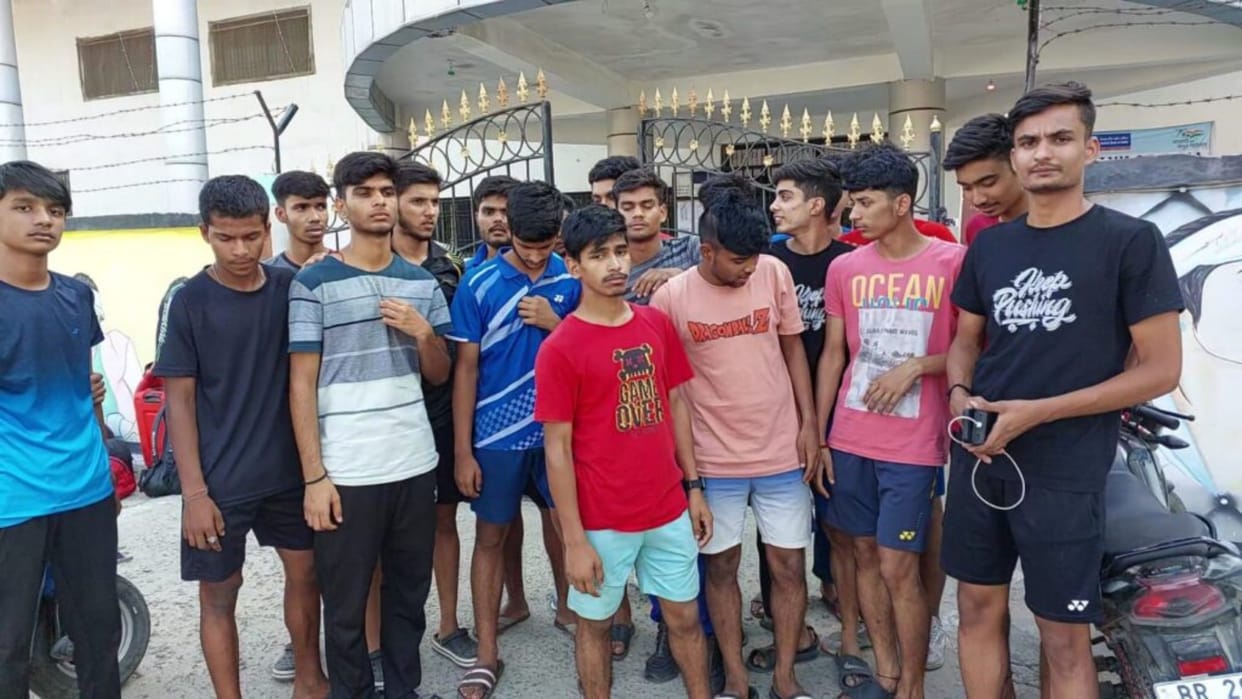Bihar: Players came to Aurangabad to participate in badminton tournament spent night on road, refused to play