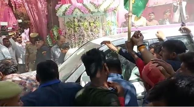 Akhilesh yadav visit azamgarh for wedding ceremony huge crowd of Samajwadi party workers gathered