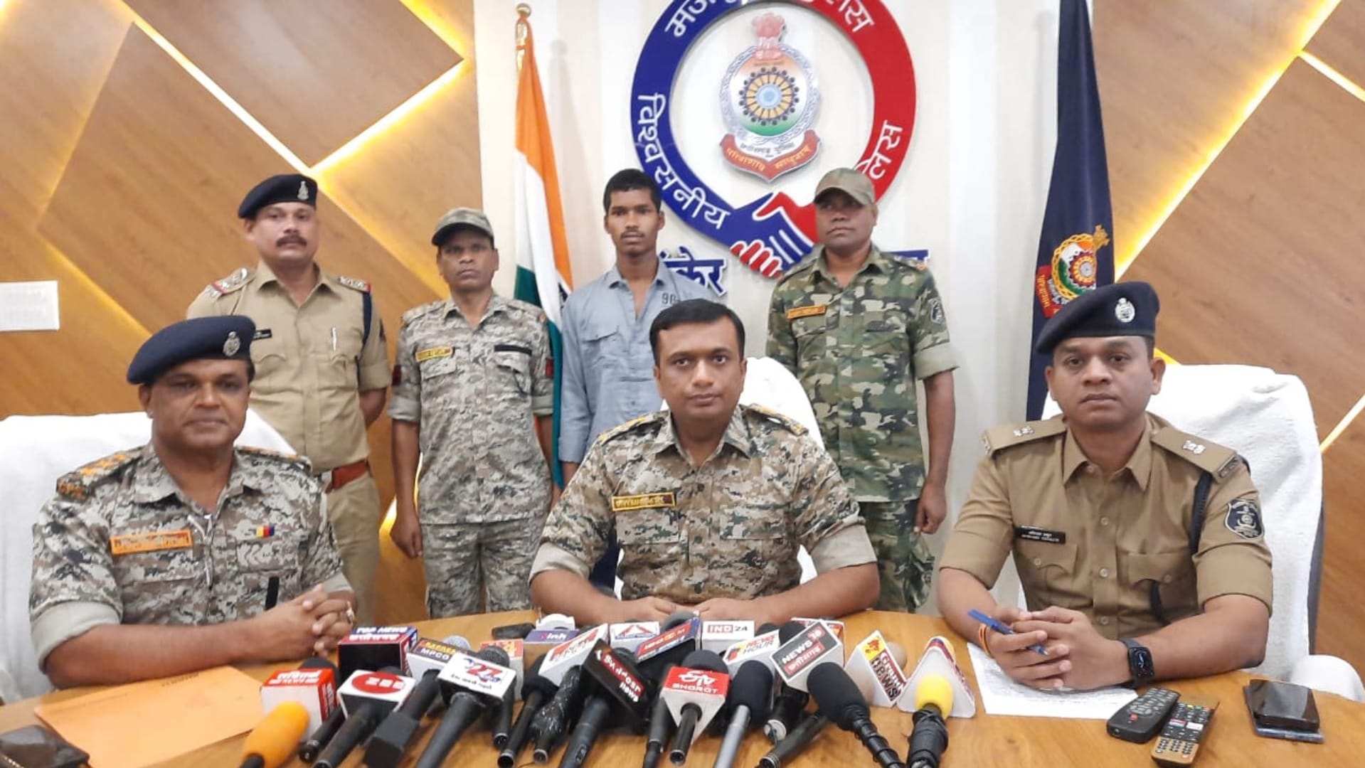 पुलिस गिरफ्त में आरोपी।