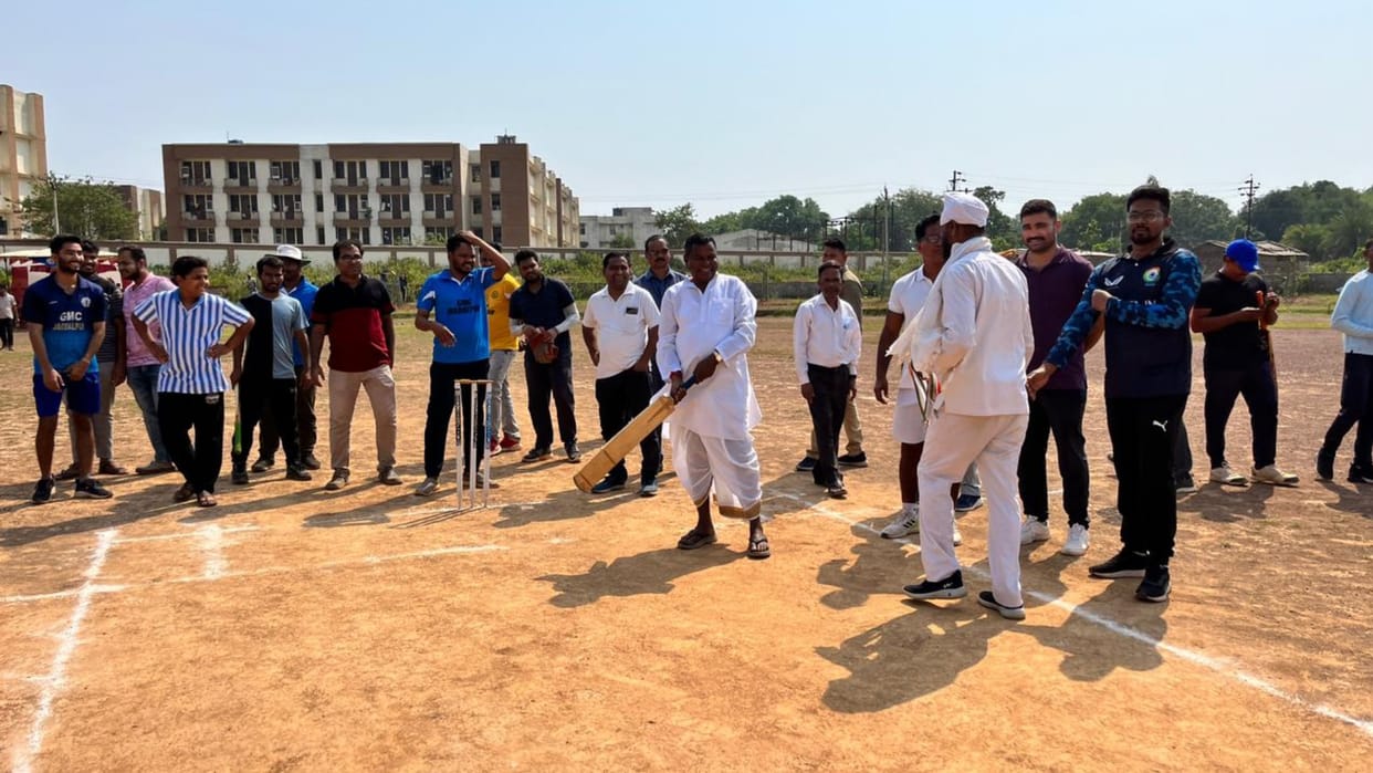chhattisgarh excise minister kawasi lakhma played cricket on World Environment Day in jagdalpur