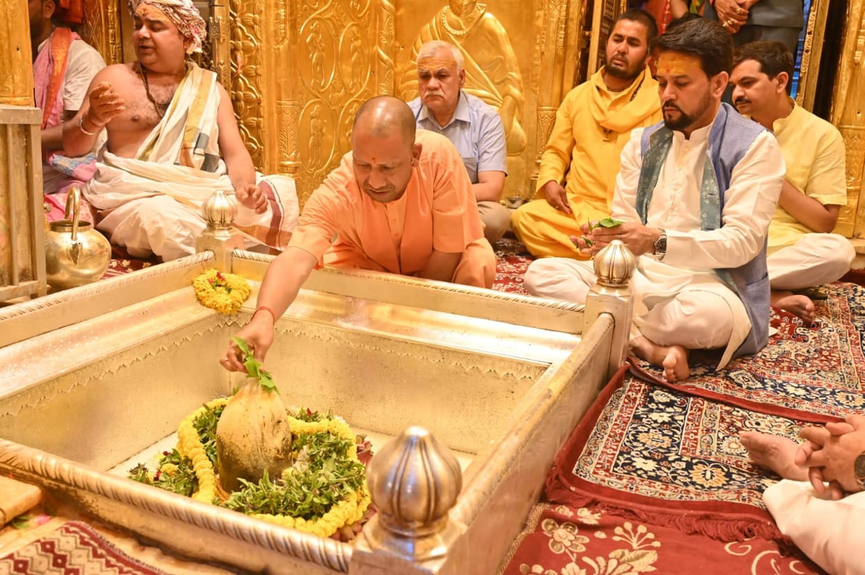 CM Yogi took Baba's blessings: bowing down to the temple flag, entered the sanctum sanctorum