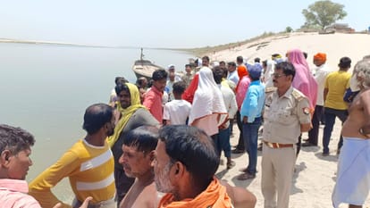 Two youths who went to bath drowned in the Ganges, divers started searching