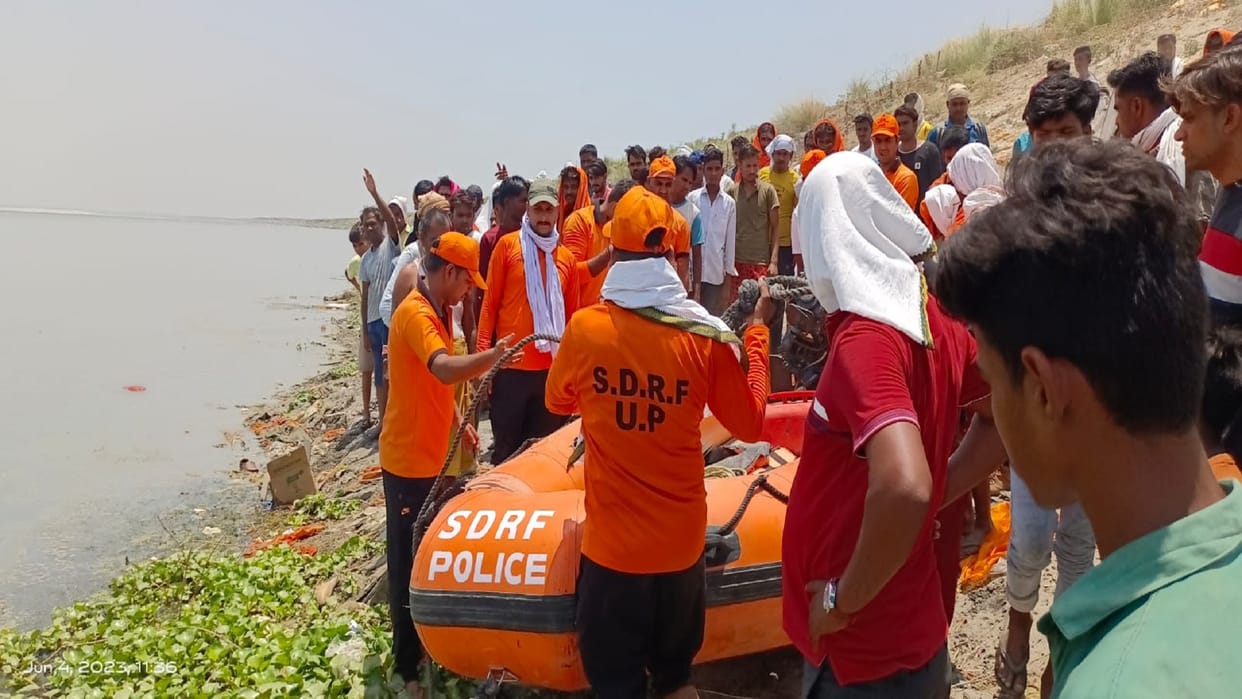 Two youths who went to bath drowned in the Ganges, divers started searching