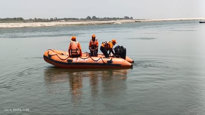 Two youths who went to bath drowned in the Ganges, divers started searching