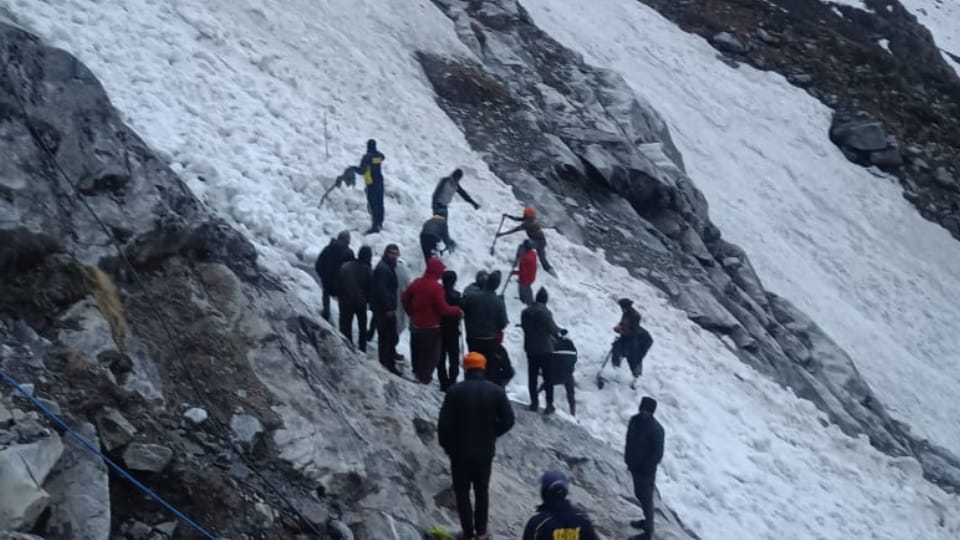Hemkund Sahib Glacier Breaks: woman Pilgrim dead body found buried 40 feet under snow recovered after 14 hours