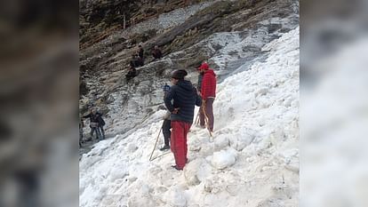 Hemkund Sahib Glacier Breaks: woman Pilgrim dead body found buried 40 feet under snow recovered after 14 hours