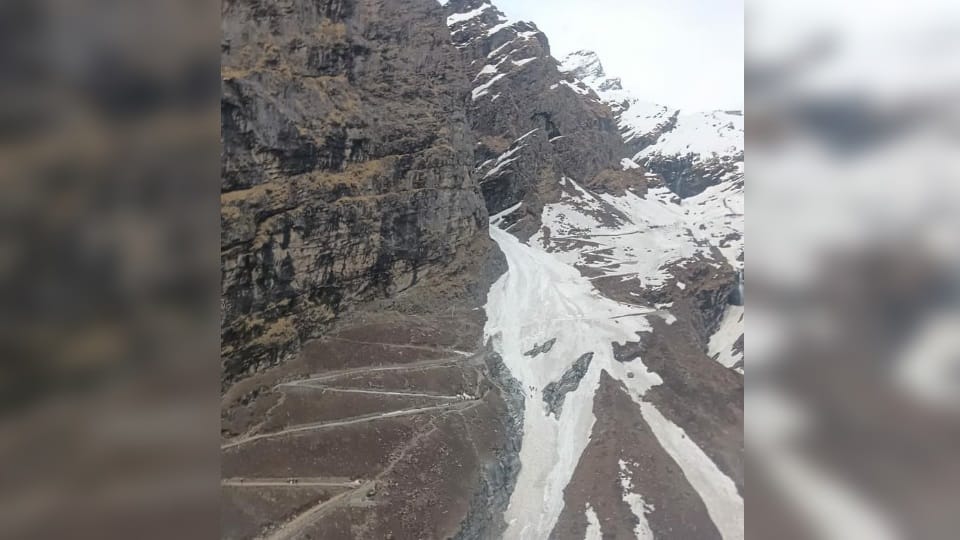 Hemkund Sahib Yatra 2023 Heavy Iceberg come on yatra route after Glacier broken one pilgrims Missing Photos