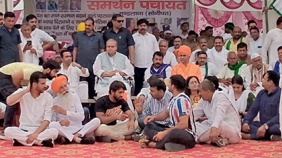 Mahapanchayat in Mundlana village in Sonipat in support of women wrestlers all update