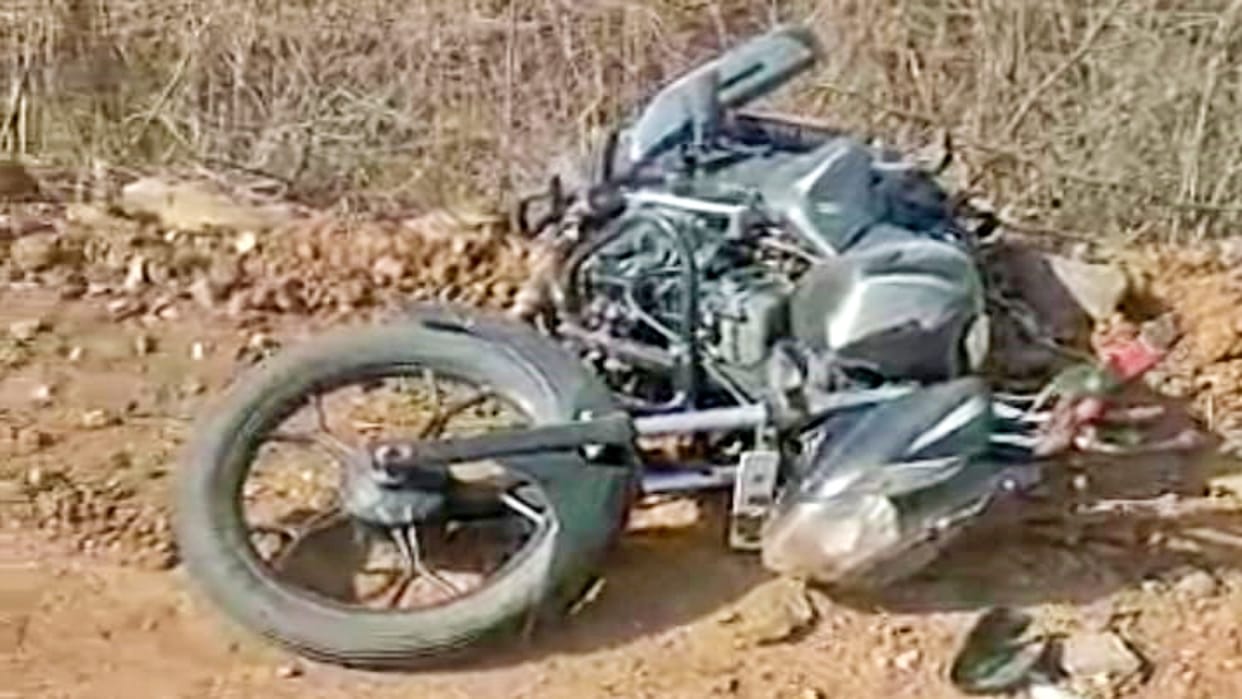 Hiwa truck crushed bike riders in Rampur police station Satna