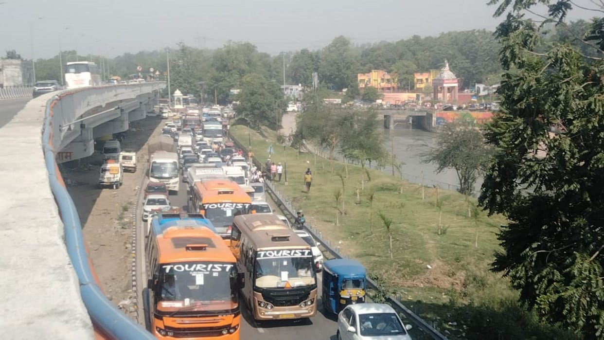 Weekend jam in Haridwar Roorkee pilgrims stranded Uttarakhand news in hindi