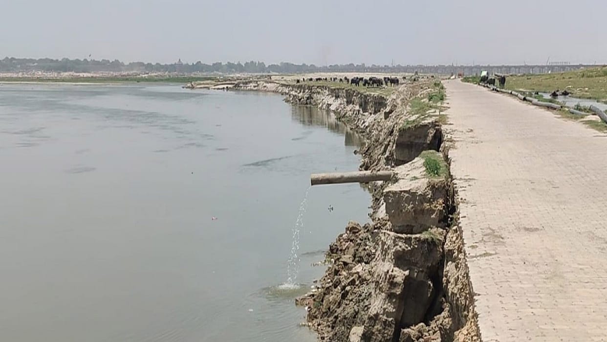 Ganga erosion scares people in Jhunsi, bathing ghat and interlocking in danger