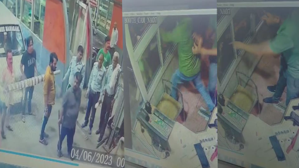 fight between youths riding car and toll workers on demanding money In Mathura
