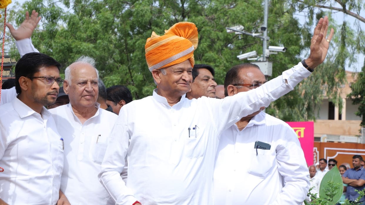 Pali News CM Ashok Gehlot hoisted 100 feet high national flag tricolor circle made of 13 lakh