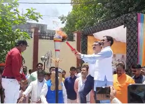 Sansad Khel Mahotsav 2023: Grand inauguration of MP Sports Festival in Azamgarh, MP Nirhua and DM lit the torc