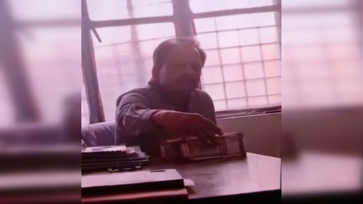 Photos of CVO taking bribe of three lakhs from husk contractor went viral in lalitpur