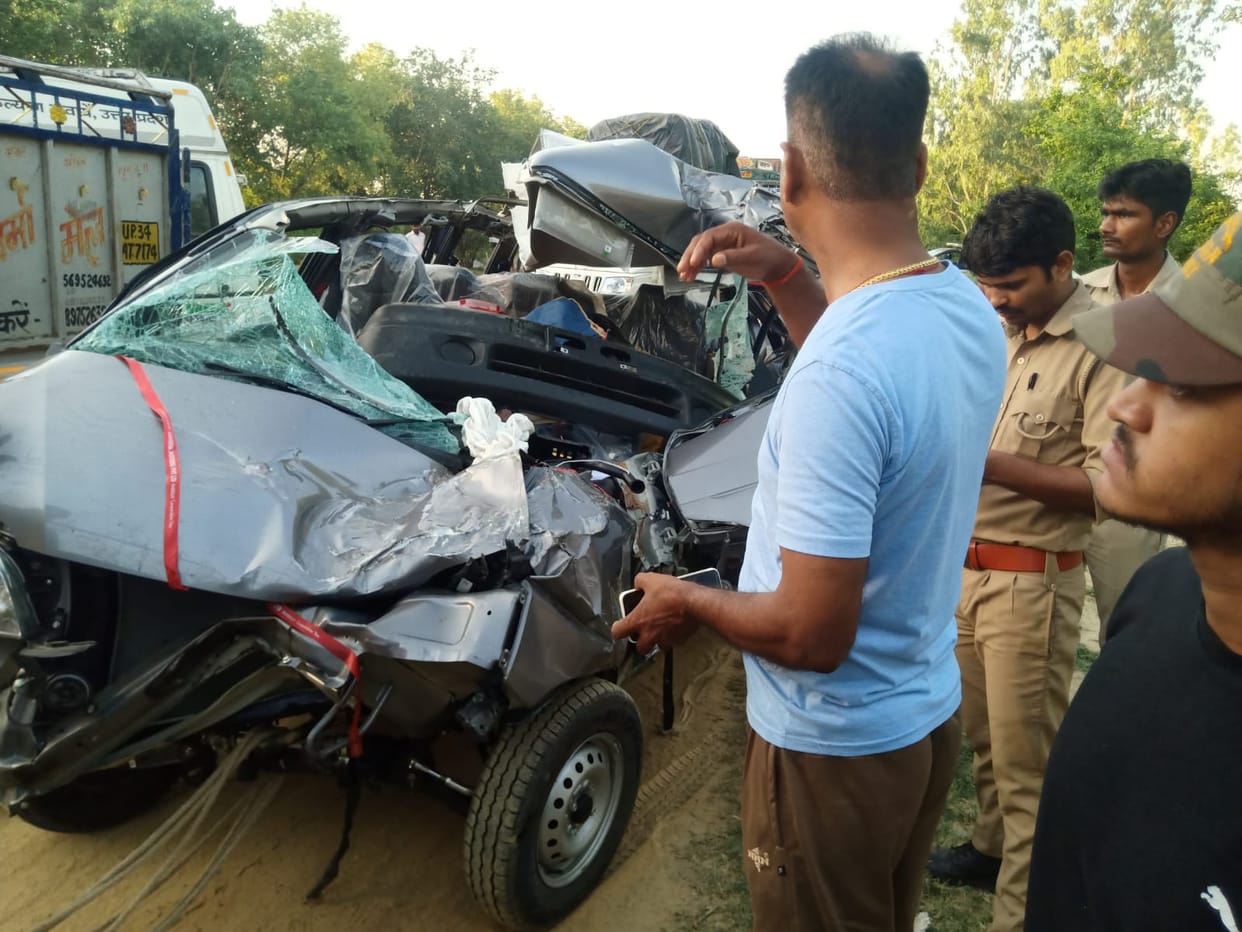 Sitapur News: Van rams into truck from behind, two killed, nine injured