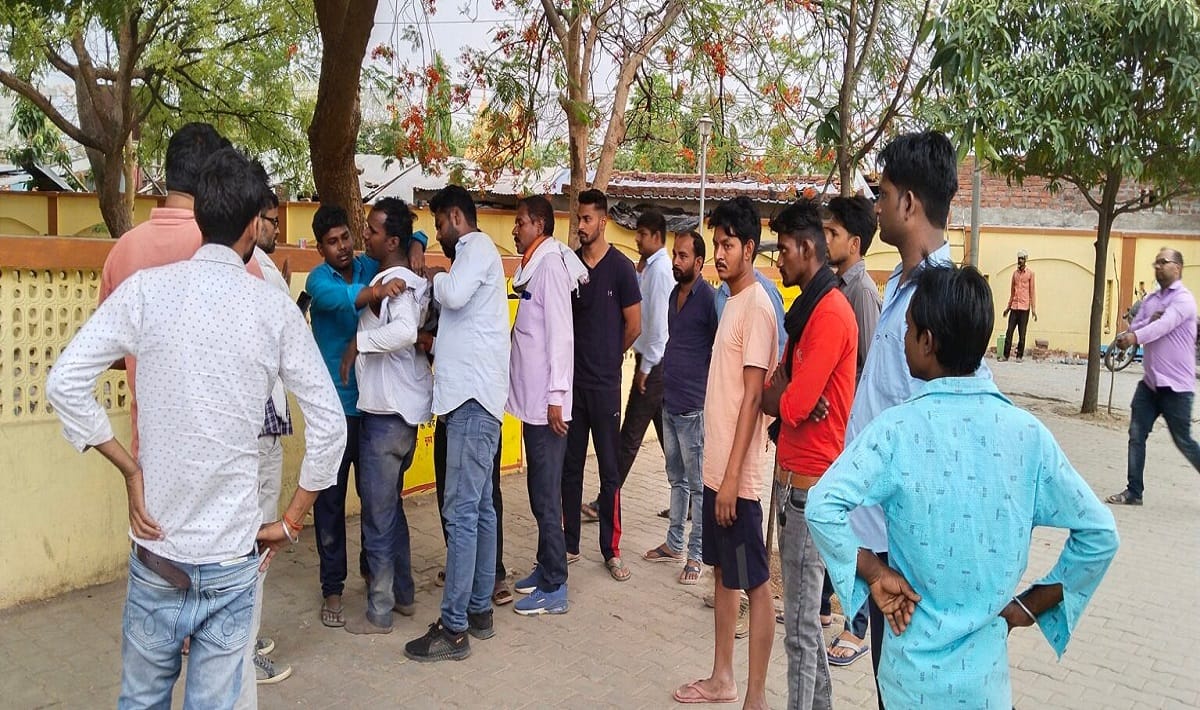 Samajwadi party leader father died in accident bike slipped on breaker in sonbhadra