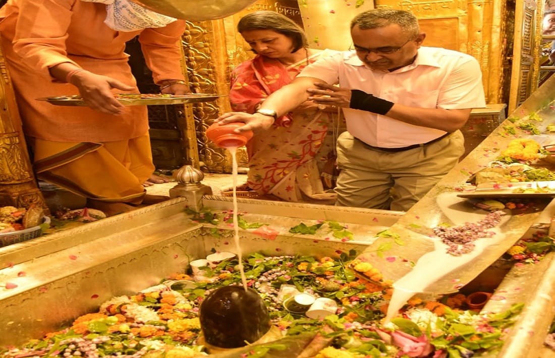Indian Army Chief Manoj Pandey worship in Kashi Vishwanath temple varanasi