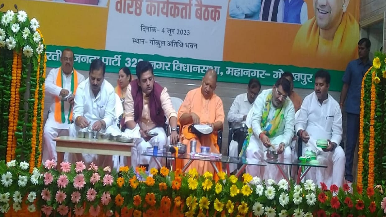Chief Minister Yogi Adityanath looked like a normal worker in Tiffin Sahbhoj