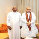 आर्कबिशप एंड्रयूज थजथ, फादर रेनी मुंडेनकुरियन और फादर एलेक्स मपरानी के साथ अमित शाह।