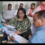 दमोह के स्कूल में दस्तावेज की जांच करती टीम।