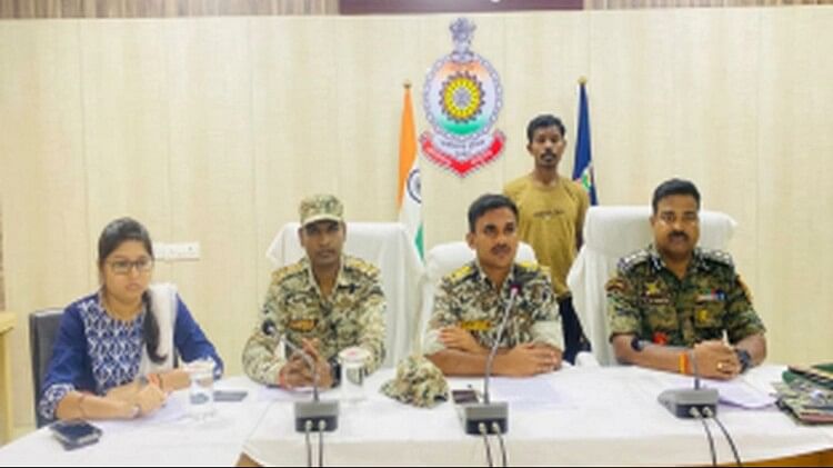 Chhattisgarh: एक लाख का इनामी नक्सली मिलिशिया प्लाटून कमांड इन चीफ गिरफ्तार; एक दर्जन वारदातों में रहा शामिल