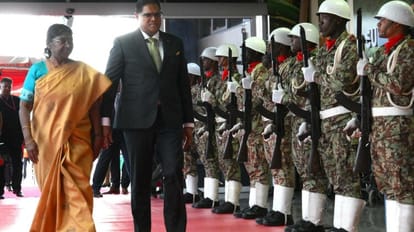 President Murmu Visit: राष्ट्रपति द्रौपदी मुर्मू सूरीनाम पहुंचीं, समकक्ष सी संतोखी ने किया स्वागत President Droupadi Murmu arrives in Suriname