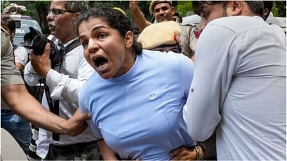 Wrestlers Protest: पहलवानों के आंदोलन पर बड़ी चोट, साक्षी मलिक प्रदर्शन से हटीं, नौकरी पर वापस लौटीं Wrestlers Protest: Big blow to wrestlers movement, Sakshi Malik, Vinesh Phogat Bajrang Punia withdraws protest