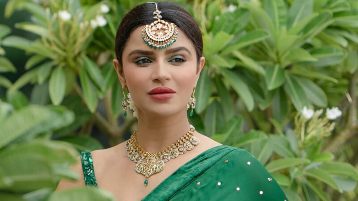 aashka goradia working 10 hours during pregnancy described through poetry read here