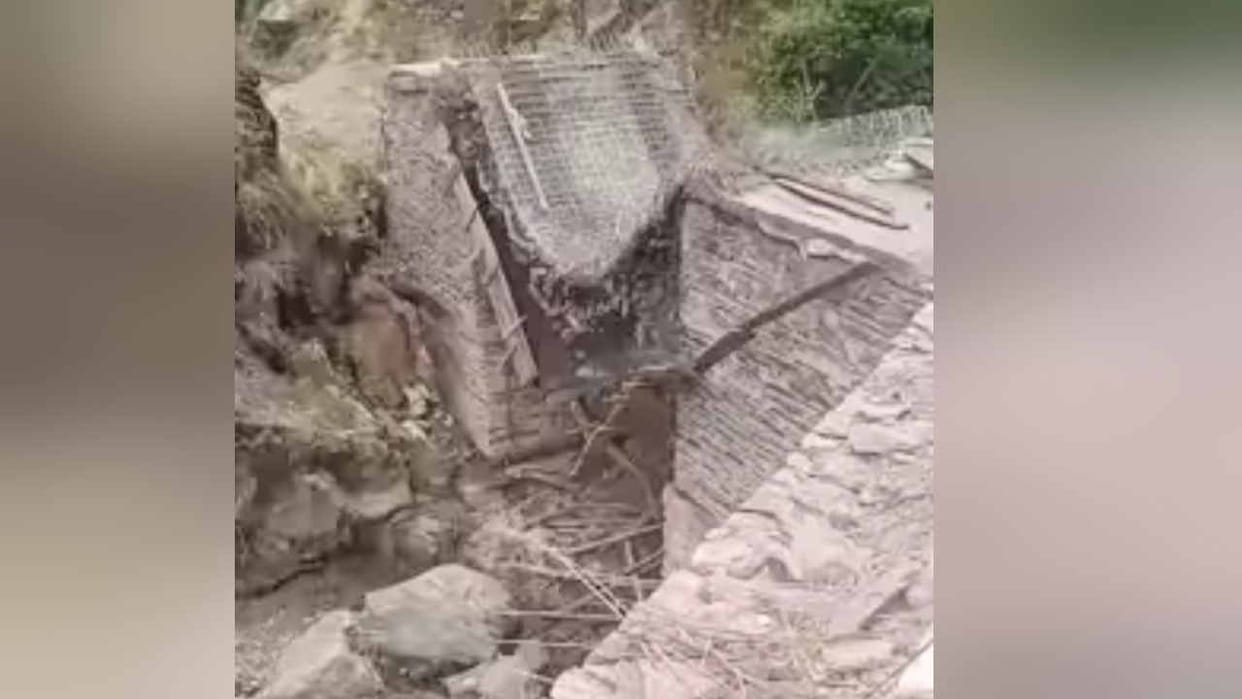 Mandi News: Bridge under construction collapses due to breakage of shuttering in Bassi Panchayat of Mandi dist