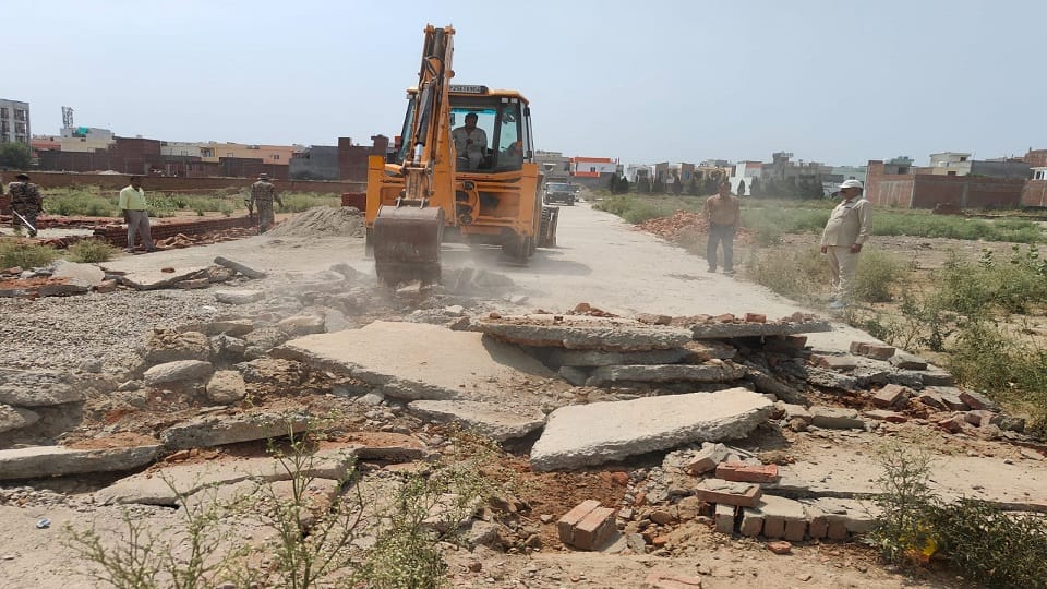 Bulldozers run on the land of Mafia Atiq's henchmen, demolished illegal construction