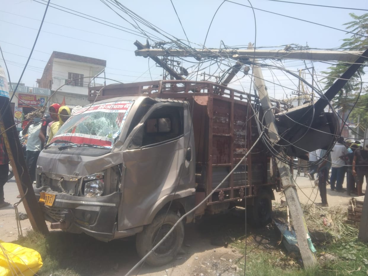 Vehicle collided with pole after hitting bik  student returning from coaching died