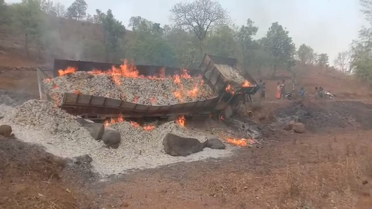 tendu leaf truck burnt to ashes after coming under the grip of high tension line in surajpur
