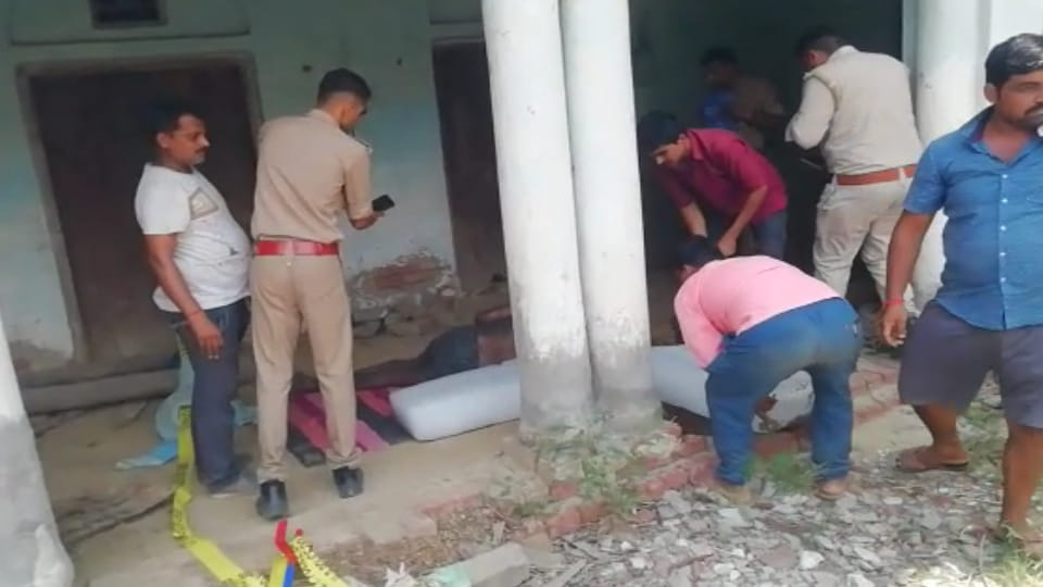 dead body of Advocate found lying in blood soaked courtyard in Etah