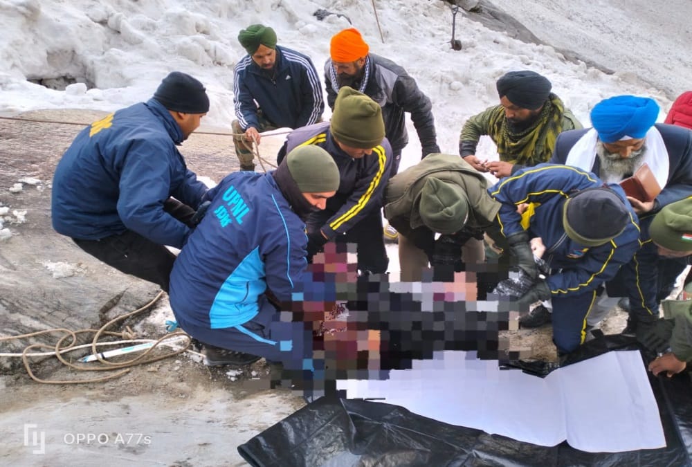 Hemkund Sahib Glacier Breaks: woman Pilgrim dead body found buried 40 feet under snow recovered after 14 hours